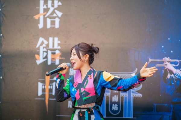 7丁当献唱《一样的月光》铁肺功力.jpg