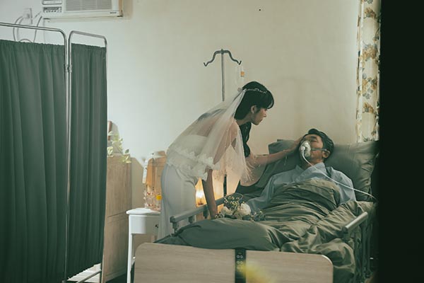 图06：李李仁在《带你飞》MV化老妆展病容，在病榻与戏中女儿的互动赚人热泪。（相信音乐提供） 拷贝.jpg